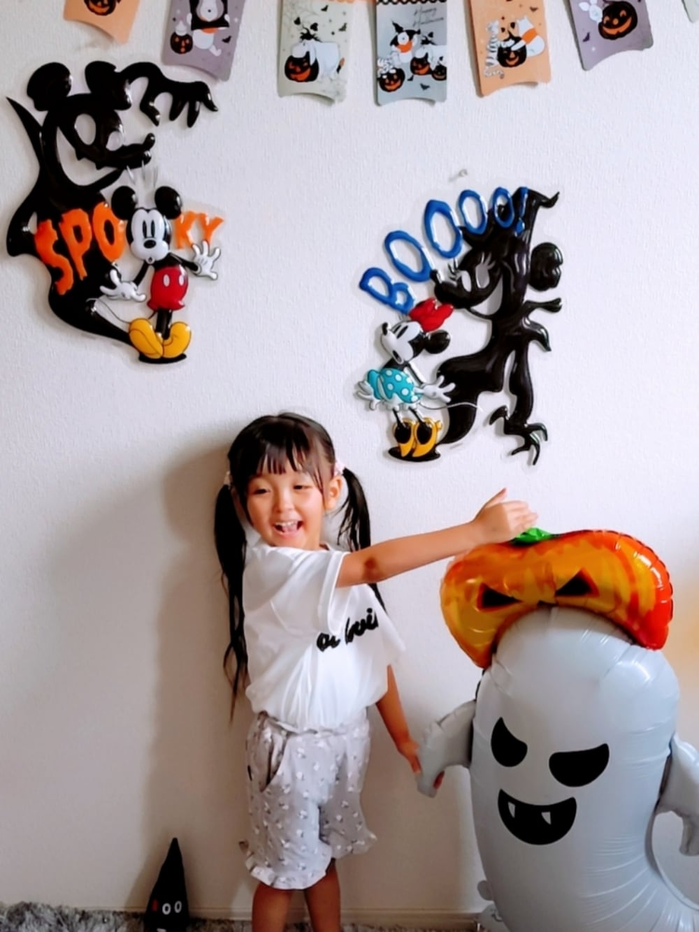 ホワイト系のTシャツ/カットソー、ベージュ系のその他パンツを着用したキッズの秋コーディネートの1枚目の写真