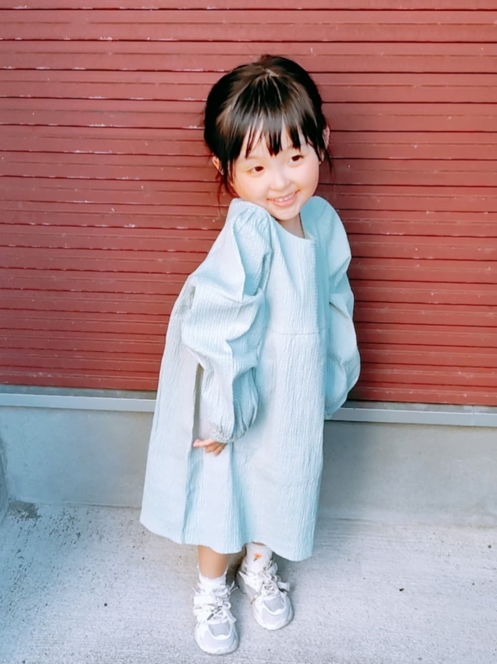 グリーン系のTシャツ/カットソーを着用したキッズの春コーディネートの1枚目の写真