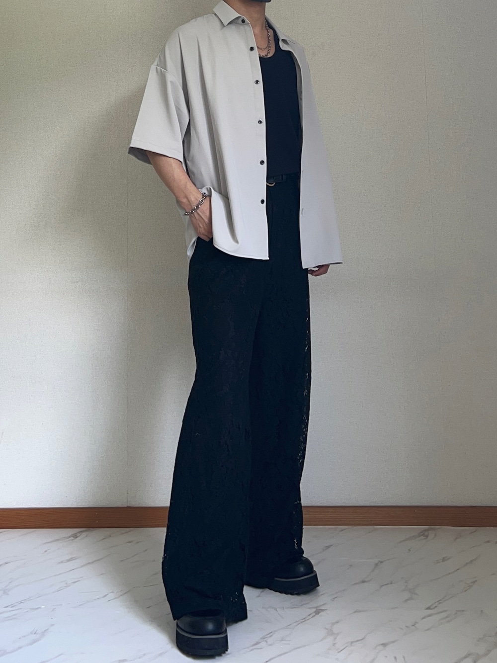 「夏コーデ、メンズファッション、お洒落さんとつながりたい、ブーツ、キレイめ、さらっと晴れやかスナップ、オトナカジュアル、シャツスタイル、スラックス、シンプルコーデ、モノトーン、韓国ファッション、プチプラ」｜「CLELの【CLEL】Loose Cord lace flare Pants/ルーズコードレースフレアパンツ（セットアップ対応）（その他パンツ、ブラック系）」を使った、ゆおさん（骨格ウェーブ・メンズ・167cm）の夏コーディネートの1枚目の写真