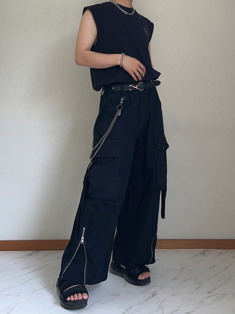 「夏コーデ、メンズファッション、低身長コーデ、オールブラック、ノースリーブ、カーゴパンツ、休日コーデ、今日のコーデ、モノトーンコーデ、CLEL、プチプラ、シンプルスタイル、モノトーン、韓国ファッション」｜「CLELの【CLEL】Vintage Design Sleeveless Print T-Shirt/ヴィンテージデザイン ノースリーブプリントTシャツ（Tシャツ/カットソー、ブラック系）」を使った、ゆおさん（骨格ウェーブ・メンズ・167cm）の夏コーディネートの1枚目の写真