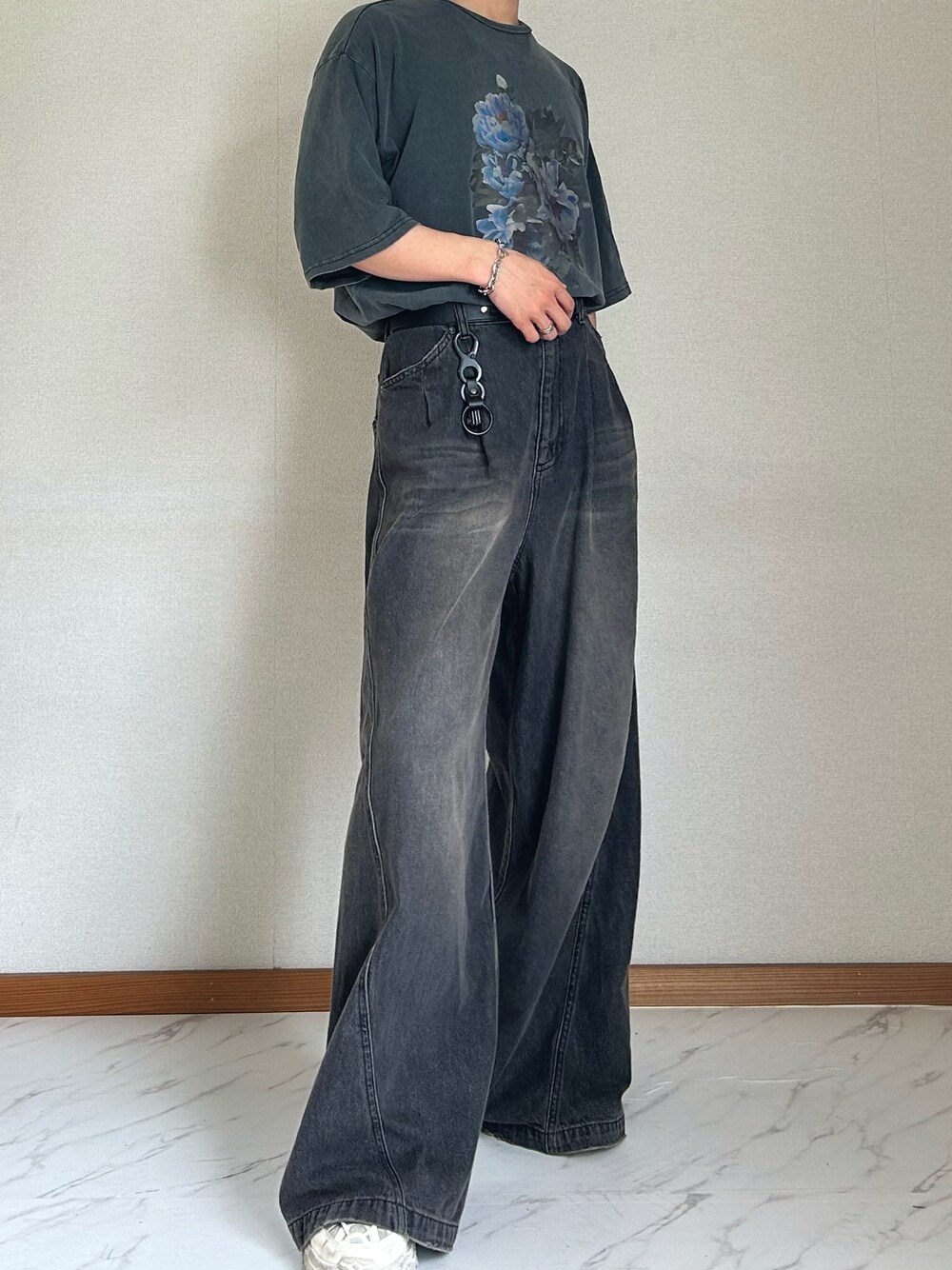 「古着MIX、韓国ファッション、ロゴT、メンズファッション、低身長、お洒落さんとつながりたい、デニム、シンプルコーデ、ワイドデニム、夏コーデ、今日のコーデ」｜「Anuiの【UNISEX/3サイズ展開】サマーイージーデニム（デニムパンツ、ブラック系）」を使った、ゆおさん（骨格ウェーブ・メンズ・167cm）の夏コーディネートの1枚目の写真