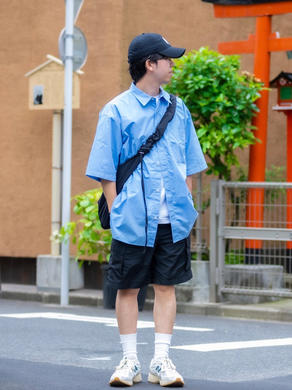 ブラック系のショルダーバッグ、ブラック系のシャツ/ブラウス、ブラック系のTシャツ/カットソーを着用したメンズの夏コーディネートの1枚目の写真