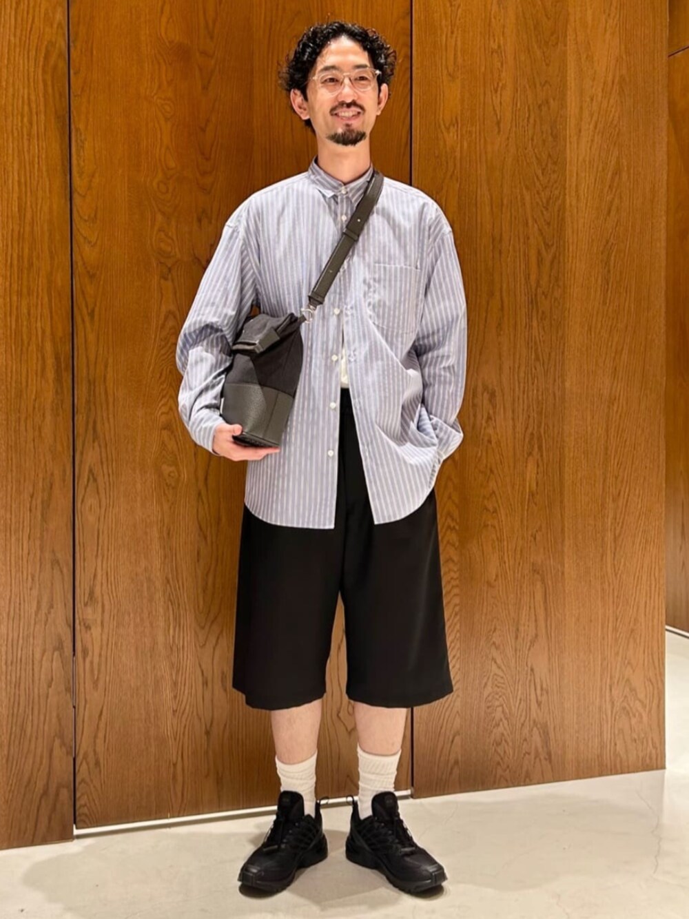 「TOMORROWLAND、トゥモローランド、Edition、Maison Margiela、ストライプシャツ、レギュラーカラーシャツ、ブルーシャツ、ハーフパンツ、ショーツ、カジュアル」｜「EDITIONのスビンコットンストライプ レギュラーカラーシャツ（シャツ/ブラウス、ブルー系）」を使った、Tsukinari_TOMORROWLANDさん（メンズ・175cm）の秋コーディネートの1枚目の写真