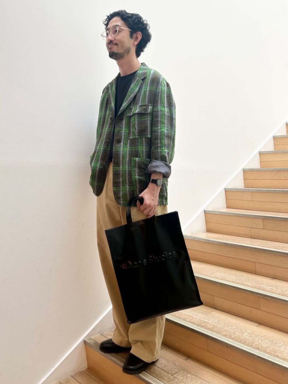 「TOMORROWLAND、トゥモローランド、caban、MAISON et VOYAGE、AcneStudios、リネンジャケット、チェックジャケット、ユニセックス、大人カジュアル」｜「cabanのCABaN リネン チェック3Pジャケット（テーラードジャケット、グリーン系）」を使った、Tsukinari_TOMORROWLANDさん（メンズ・175cm）の夏コーディネートの1枚目の写真
