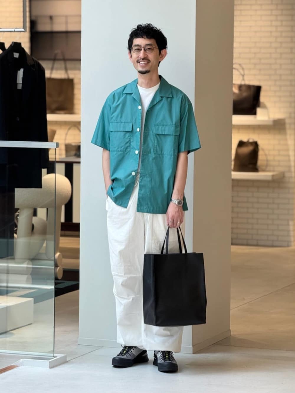 「TOMORROWLAND、トゥモローランド、caban、Edition、Pachyderm、半袖シャツ、シャンブレーシャツ、ブルー、カーゴパンツ、ミリタリーパンツ」｜「cabanのCABaN ドライスビンコットン ハーフスリーブTシャツ（Tシャツ/カットソー、ホワイト系）」を使った、Tsukinari_TOMORROWLANDさん（メンズ・175cm）の夏コーディネートの1枚目の写真