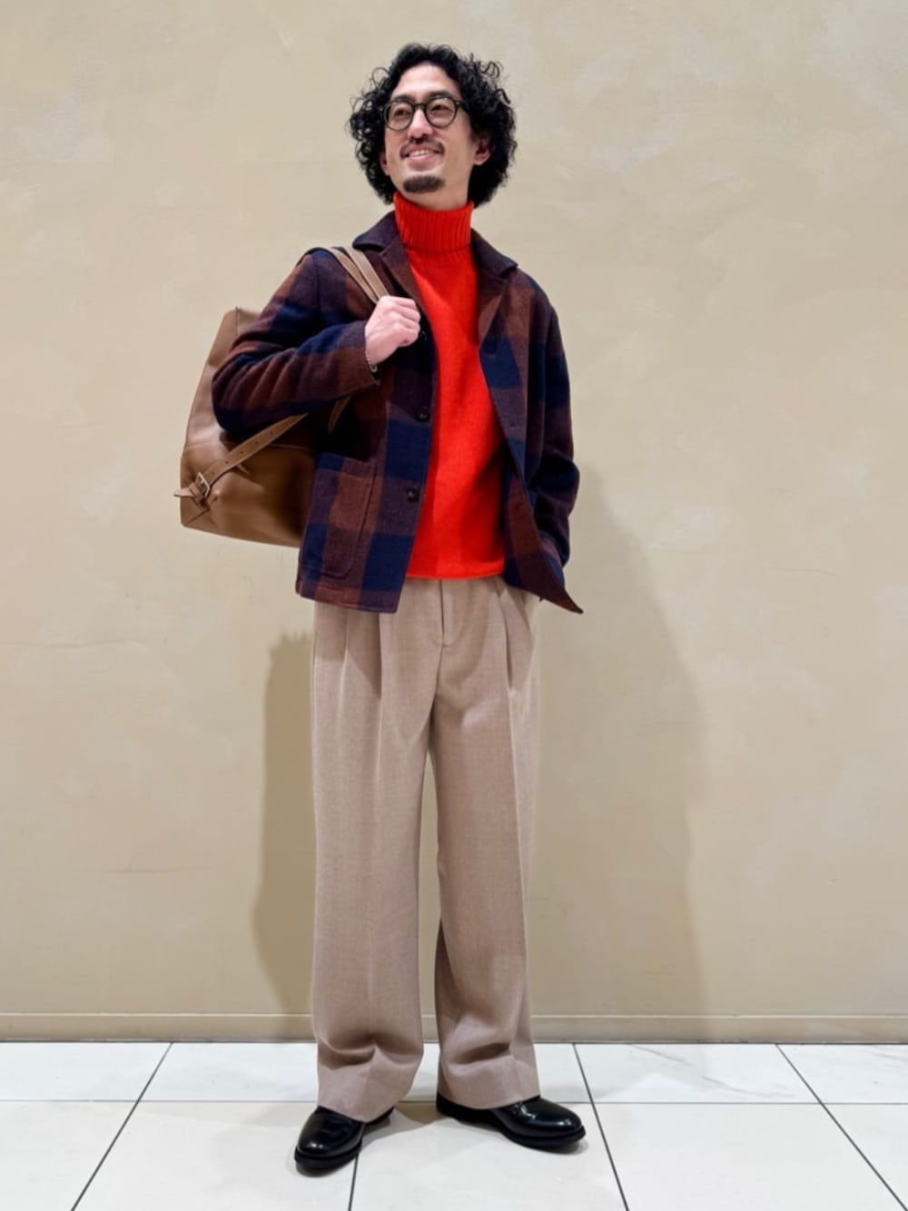 「TOMORROWLAND、トゥモローランド、TOMORROWLAND tricot、sanders、Charles et Charlus、カバーオール、ブロックチェック、オレンジ、タートルネックニット、ジャケット、カジュアル、レザーリュック、レザーバックパック」｜「TOMORROWLAND のフランネラーナ 2タックワイドストレートパンツ（スラックス、イエロー系）」を使った、Tsukinari_TOMORROWLANDさん（メンズ・175cm）の冬コーディネートの1枚目の写真