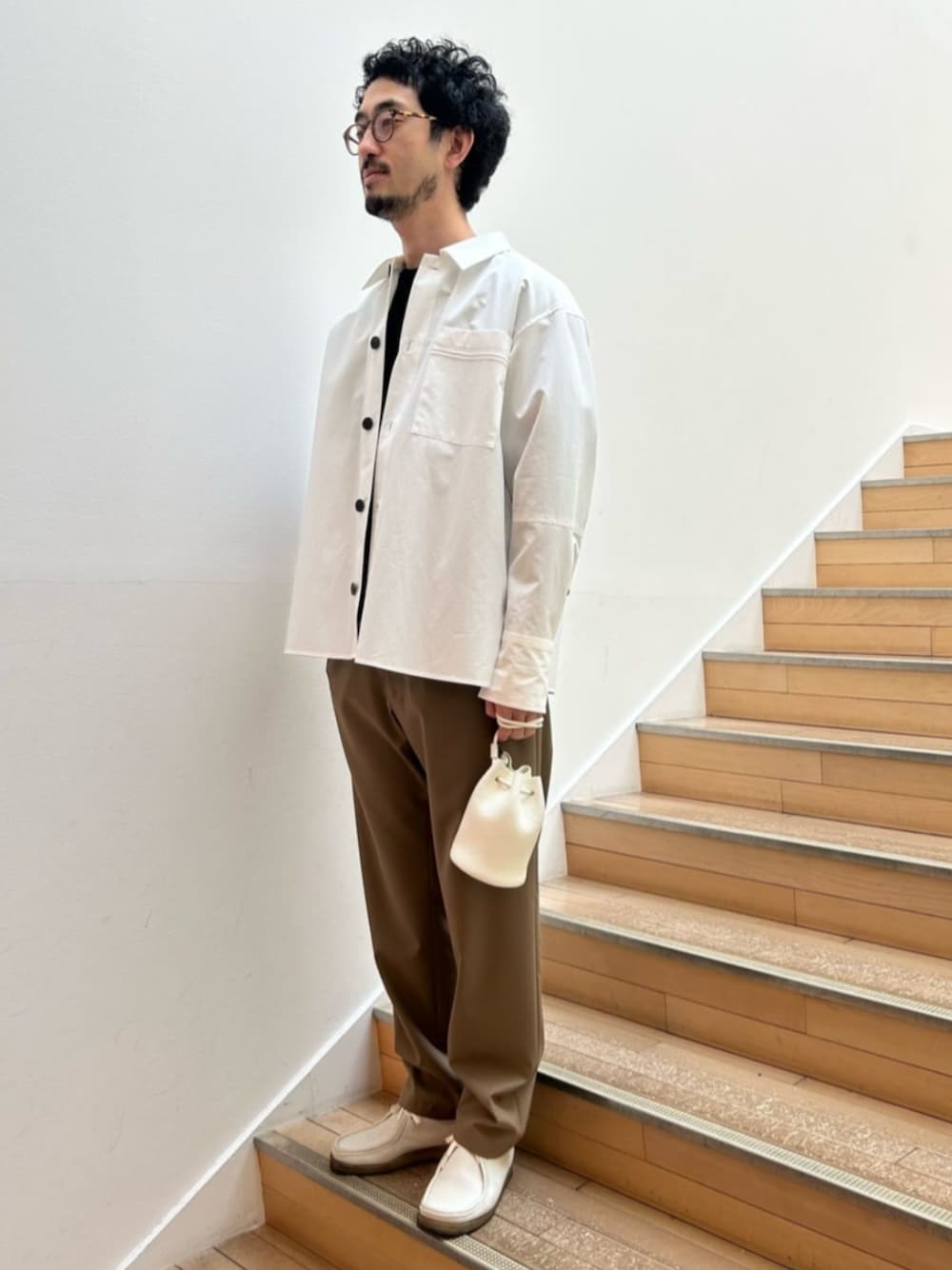 「TOMORROWLAND、トゥモローランド、caban、Padmore&Barnes、Aeta、別注、シャツジャケット、クルーネックニット、ユニセックス、カジュアル」｜「cabanのドライウールタイプライター テーパードパンツ（その他パンツ、イエロー系）」を使った、Tsukinari_TOMORROWLANDさん（メンズ・175cm）の春コーディネートの1枚目の写真