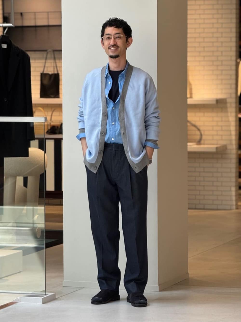 「TOMORROWLAND、トゥモローランド、caban、MAISON et VOYAGE、バイカラーニット、カーディガン、ユニセックス、ブルーシャツ、デニム、ライトブルー、ワントーンコーデ」｜「cabanのCABaN コットンデニム シャーリングパンツ（その他パンツ、ブルー系）」を使った、Tsukinari_TOMORROWLANDさん（メンズ・175cm）の春コーディネートの1枚目の写真