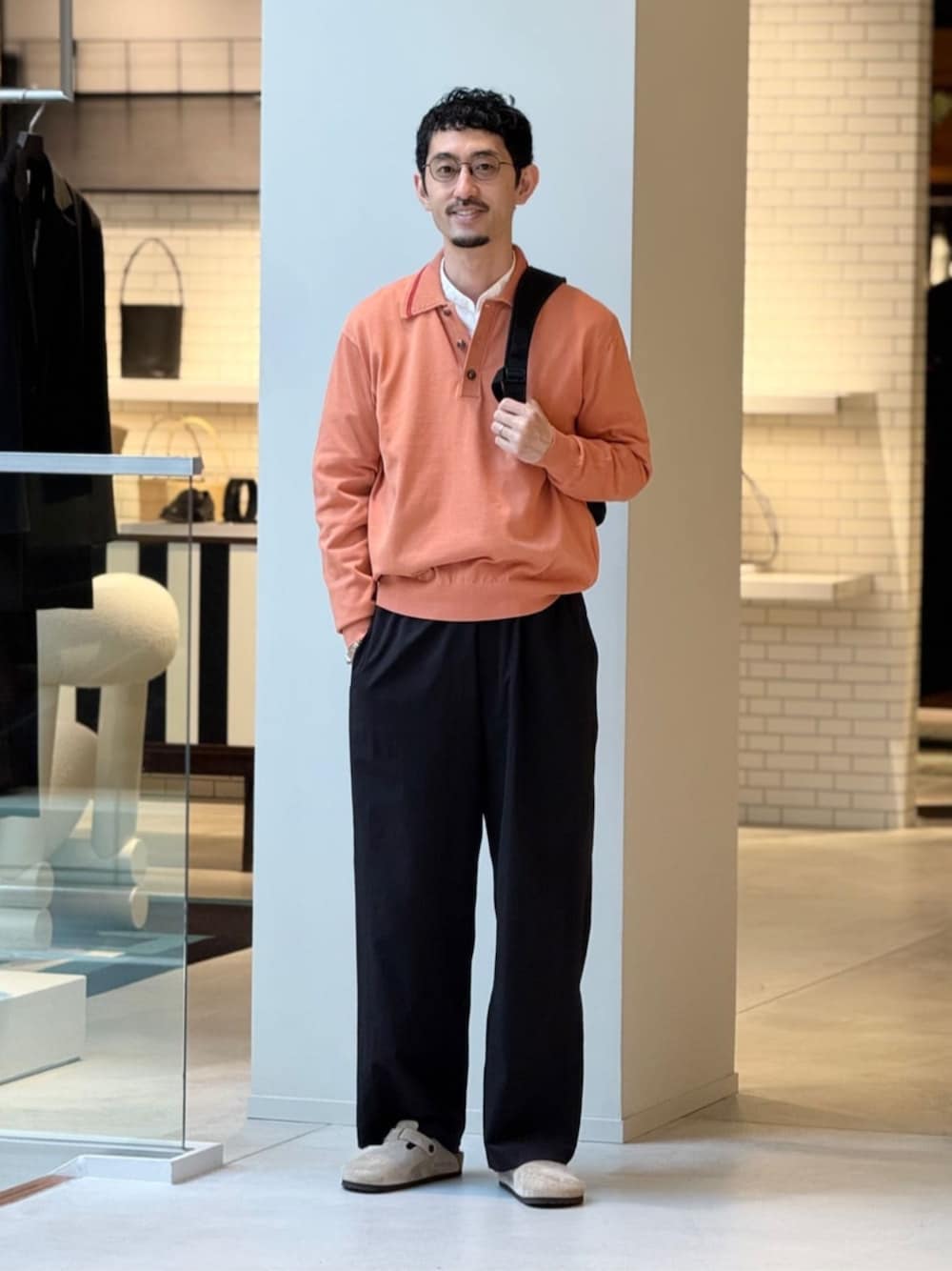 「TOMORROWLAND、トゥモローランド、caban、Edition、bagjack、birkenstock、ポロニット、オレンジ、イージーパンツ、別注、バックパック、カジュアル」｜「cabanのCABaN コットン ポロカラープルオーバー（ニット/セーター、オレンジ系）」を使った、Tsukinari_TOMORROWLANDさん（メンズ・175cm）の春コーディネートの1枚目の写真