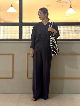 「INDIVI（インディヴィ）の【羽織りとしても活躍！】ケープカラーブラウス（シャツ/ブラウス、グレー系）」を使った、romiさん（レディース・158cm）の秋コーディネート