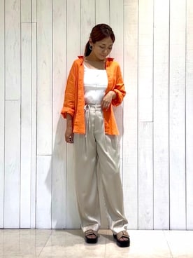 「INDIVI（インディヴィ）の【毎年人気！／フレンチリネン】ベーシックシャツ（シャツ/ブラウス、オレンジ系）」を使った、romiさん（レディース・158cm）の夏コーディネート