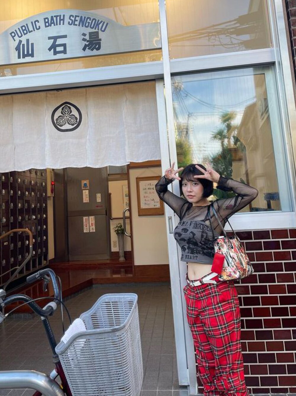 「秋コーデ、パンツスタイル、パンツコーデ、今日のコーデ、低身長女子、パンクコーデ、パンク」｜「VINTAGEのアイテム（財布/小物、レッド系）」を使った、綺蝶レナ(Lena Kicho)さん（レディース・147cm）の夏コーディネートの1枚目の写真