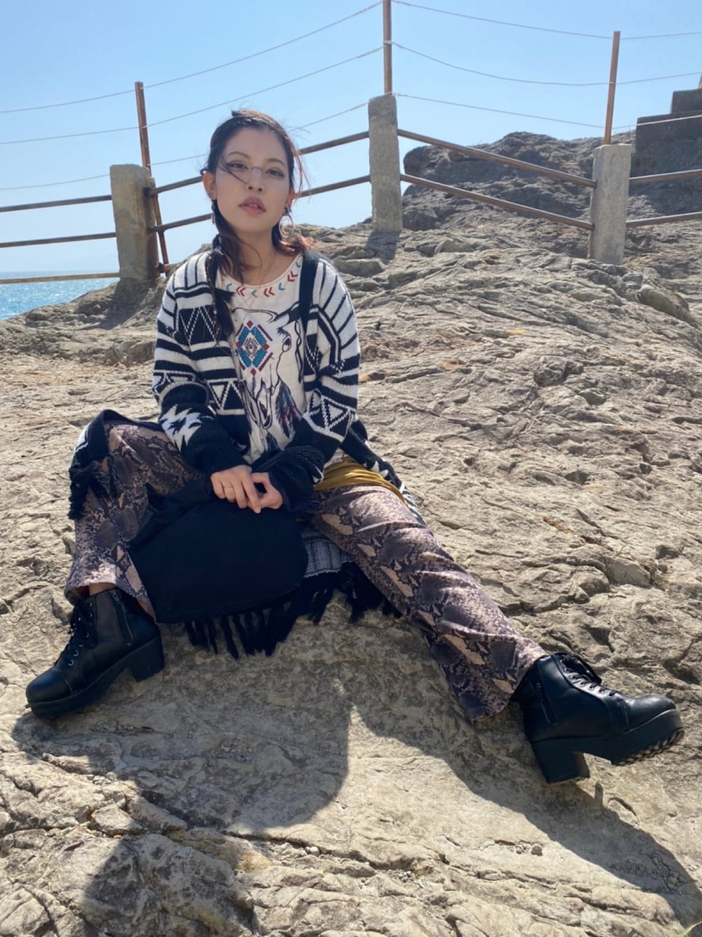 「江の島、江ノ島デート、カジュアルコーデ、エスニック、ヒッピー、ゆるコーデ、秋のコーデ、ラクチンコーデ、ニットコーデ、未来のWEARISTAプロジェクト」｜「non-hedgeのアイテム（その他アウター、ブラック系）」を使った、綺蝶レナ(Lena Kicho)さん（レディース・147cm）の秋コーディネートの1枚目の写真
