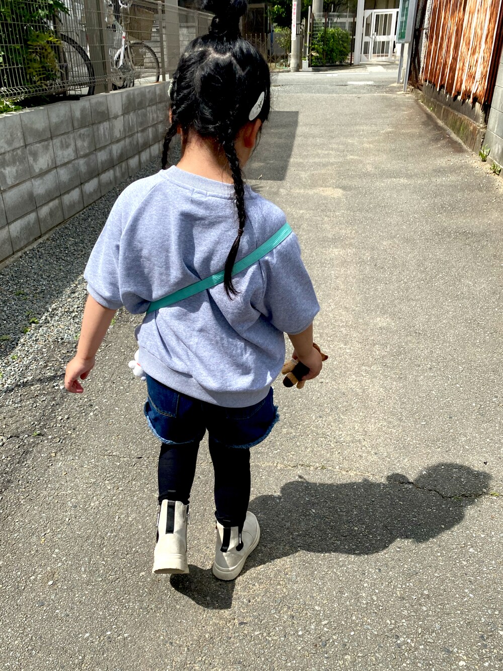 「お出かけコーデ日記、お洒落さんとつながりたい、着回しコーデ、女の子」｜「LOWRYS FARMのミニウラケプルオーバー　704155（Tシャツ/カットソー、グレー系）」を使った、coco35さん（キッズ・123cm）の春コーディネートの1枚目の写真