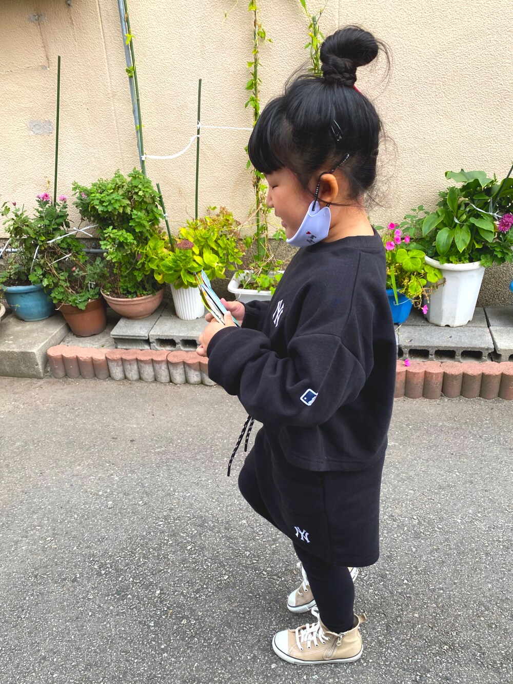 「おしゃれさんと繋がりたい、kids、こどもコーデ、女の子、スニーカー、ブラックコーデ、スポーツミックス、セットアップ、スウェットコーデ」｜「CONVERSEのCONVERSE:CHILD ALL STAR N COLORS Z HI（スニーカー、ベージュ系）」を使った、coco35さん（キッズ・123cm）の秋コーディネートの1枚目の写真