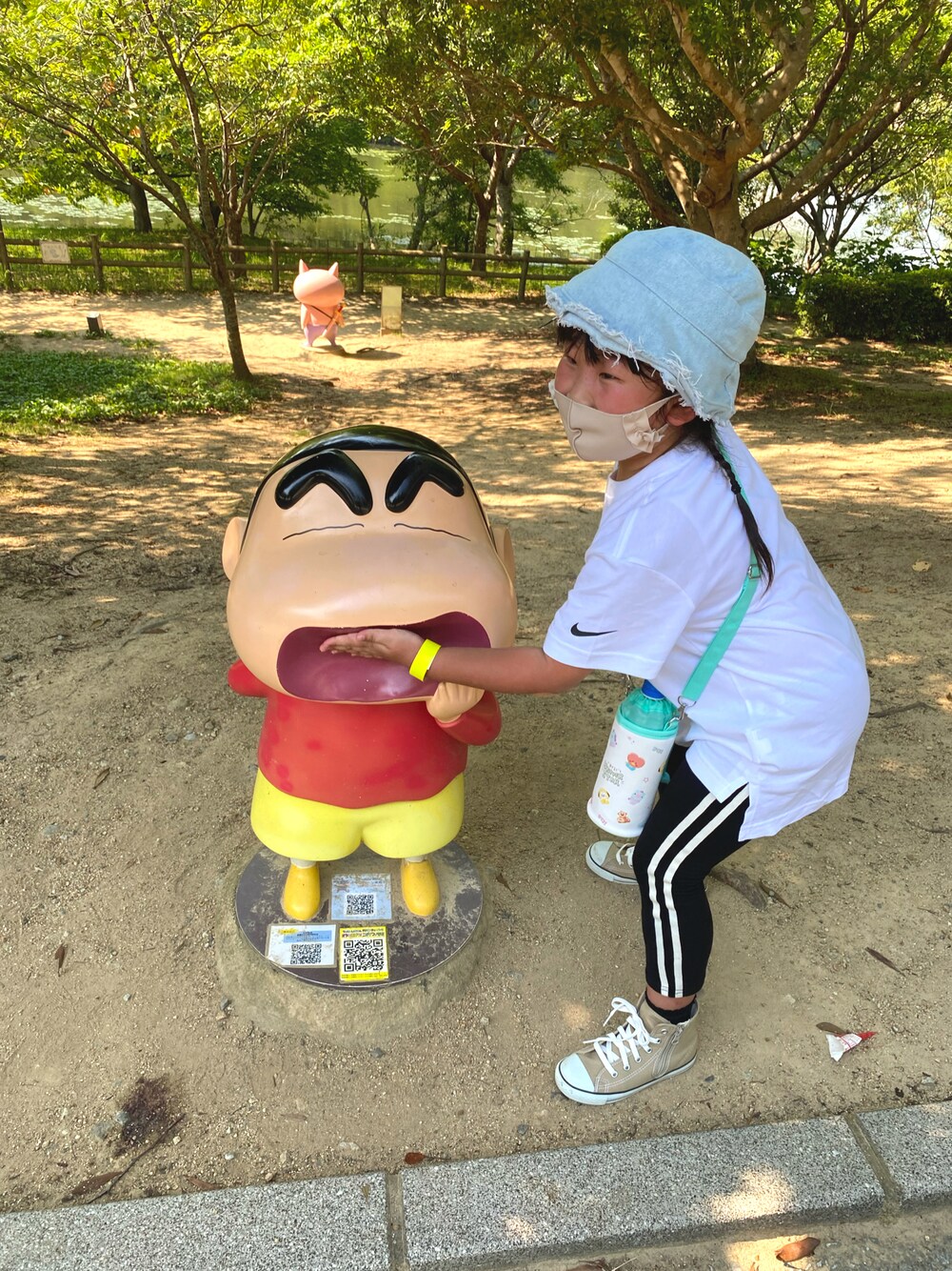 「キッズコーデ、キッズファッション、おんなのこ、おしゃれさんと繋がりたい、アウトドアスタイル、スニーカーコーデ」｜「NIKEのアイテム（Tシャツ/カットソー、ホワイト系）」を使った、coco35さん（キッズ・123cm）の秋コーディネートの1枚目の写真
