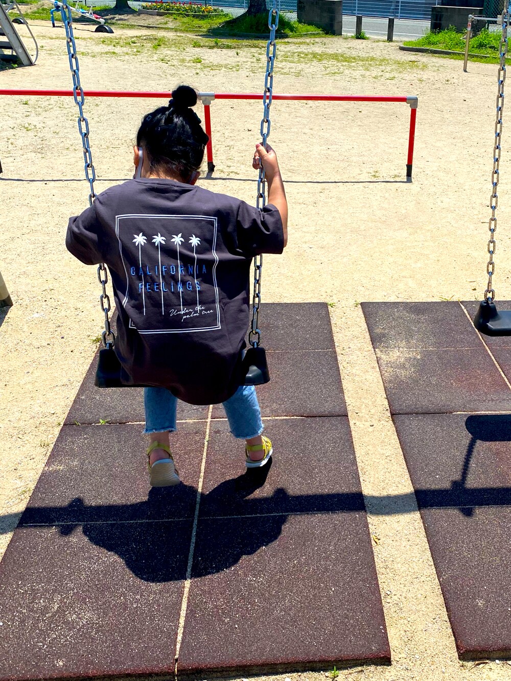 「おんなのこコーデ、むすめふく、おしゃれさんと繋がりたい、お洒落さんとつながりたい」｜「anap mimpiの【KIDS・ママお揃い】パームツリー刺繍ラウンドヘムビックTシャツ（Tシャツ/カットソー、グレー系）」を使った、coco35さん（キッズ・123cm）の秋コーディネートの1枚目の写真