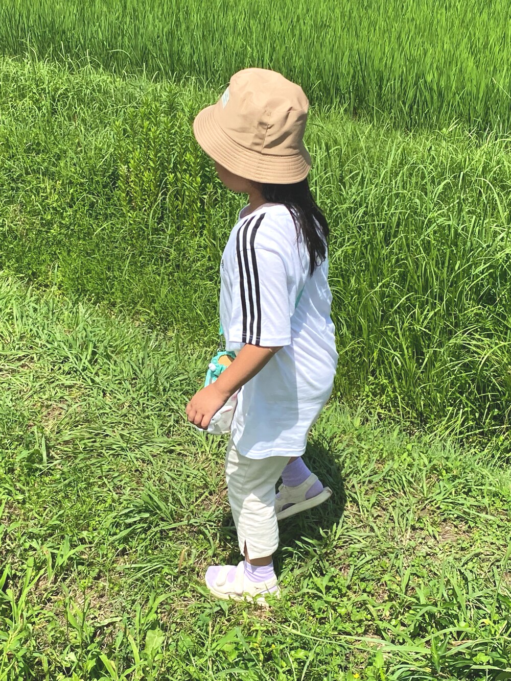 「夏コーデ、夏、おしゃれさんと繋がりたい、Tシャツ」｜「adidasのアディダス adidas エッセンシャルズ スリーストライプス コットン半袖Tシャツ（Tシャツ/カットソー、ホワイト系）」を使った、coco35さん（キッズ・123cm）の夏コーディネートの1枚目の写真