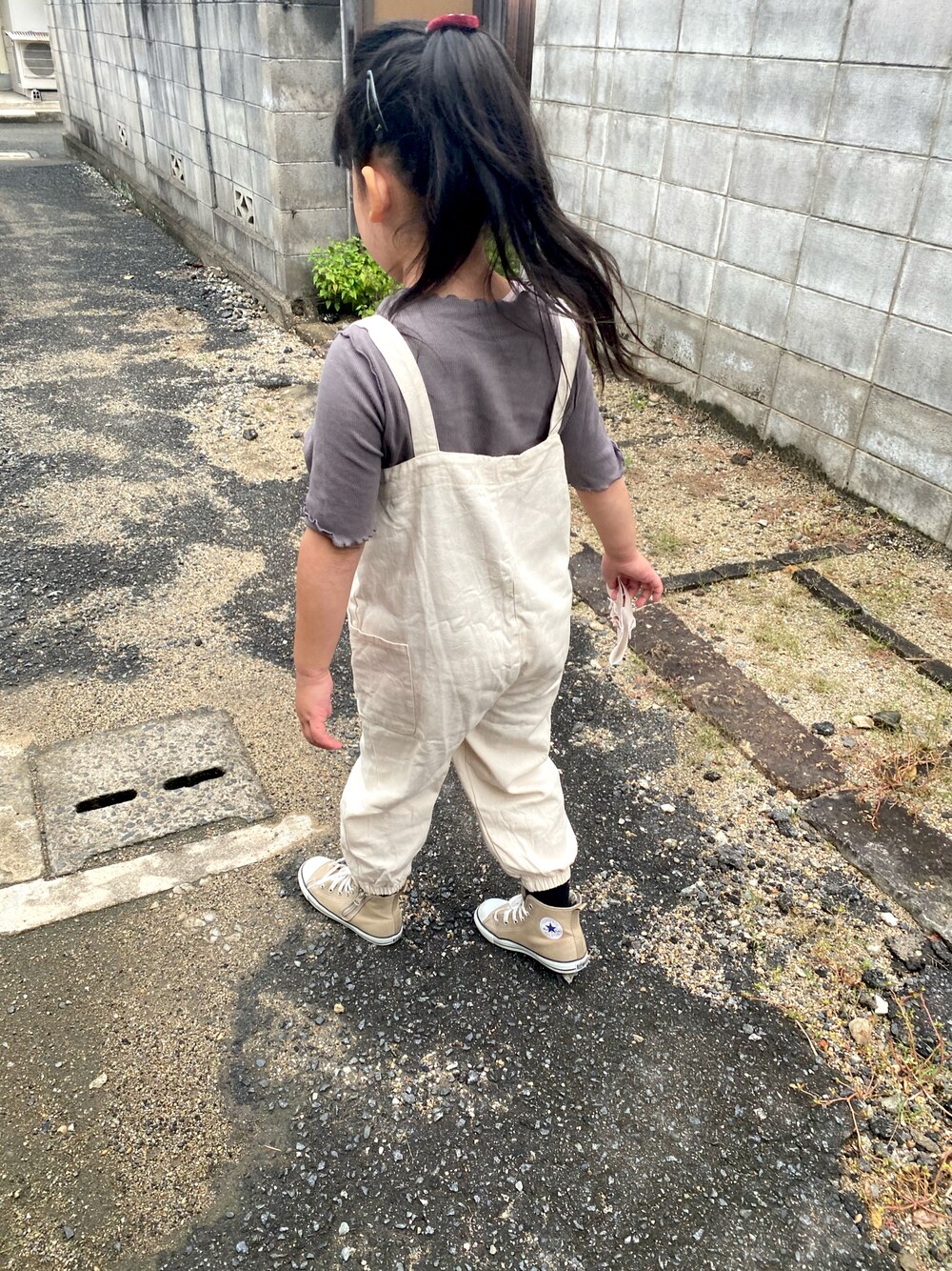 「休日コーデ、キッズファッション、キッズコーデ、シンプル、サロペット、おしゃれさんと繋がりたい」｜「CONVERSEのCONVERSE:CHILD ALL STAR N COLORS Z HI（スニーカー、ベージュ系）」を使った、coco35さん（キッズ・123cm）の秋コーディネートの1枚目の写真