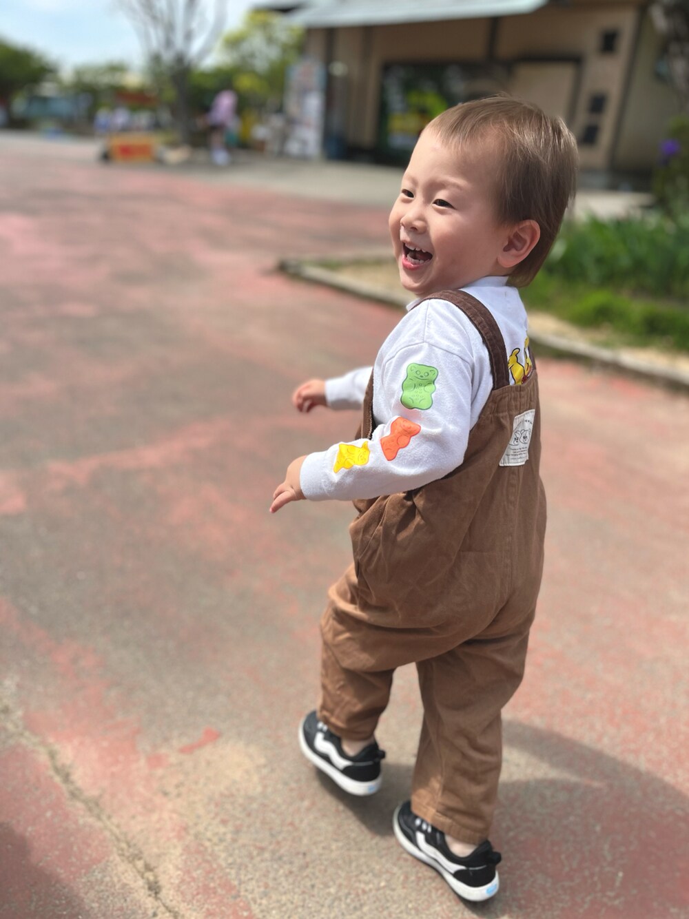 「サロペット、今日のコーデ、カジュアル、こどもコーデ、コーエン(coen)、バースデー、公園、おとこのこ、2歳」｜「Birthdayのアイテム（サロペット/オーバーオール、ブラウン系）」を使った、makiiiiikiさん（キッズ・90cm）の春コーディネートの1枚目の写真