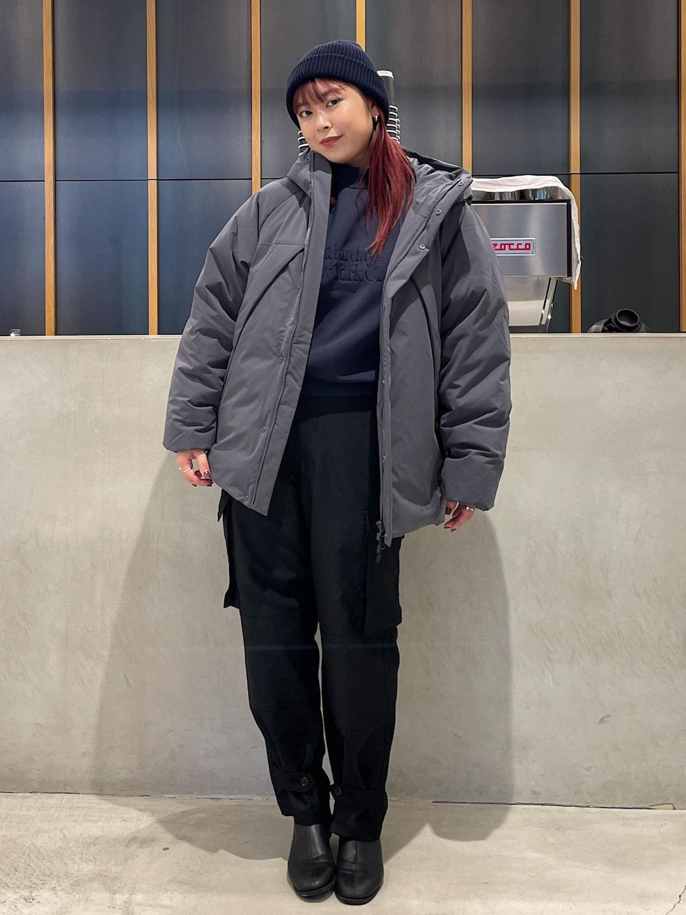 ブラック系のその他パンツ、グレー系のダウンジャケット/コート、ブルー系のニットキャップ/ビーニーを着用したレディースの秋コーディネートの1枚目の写真