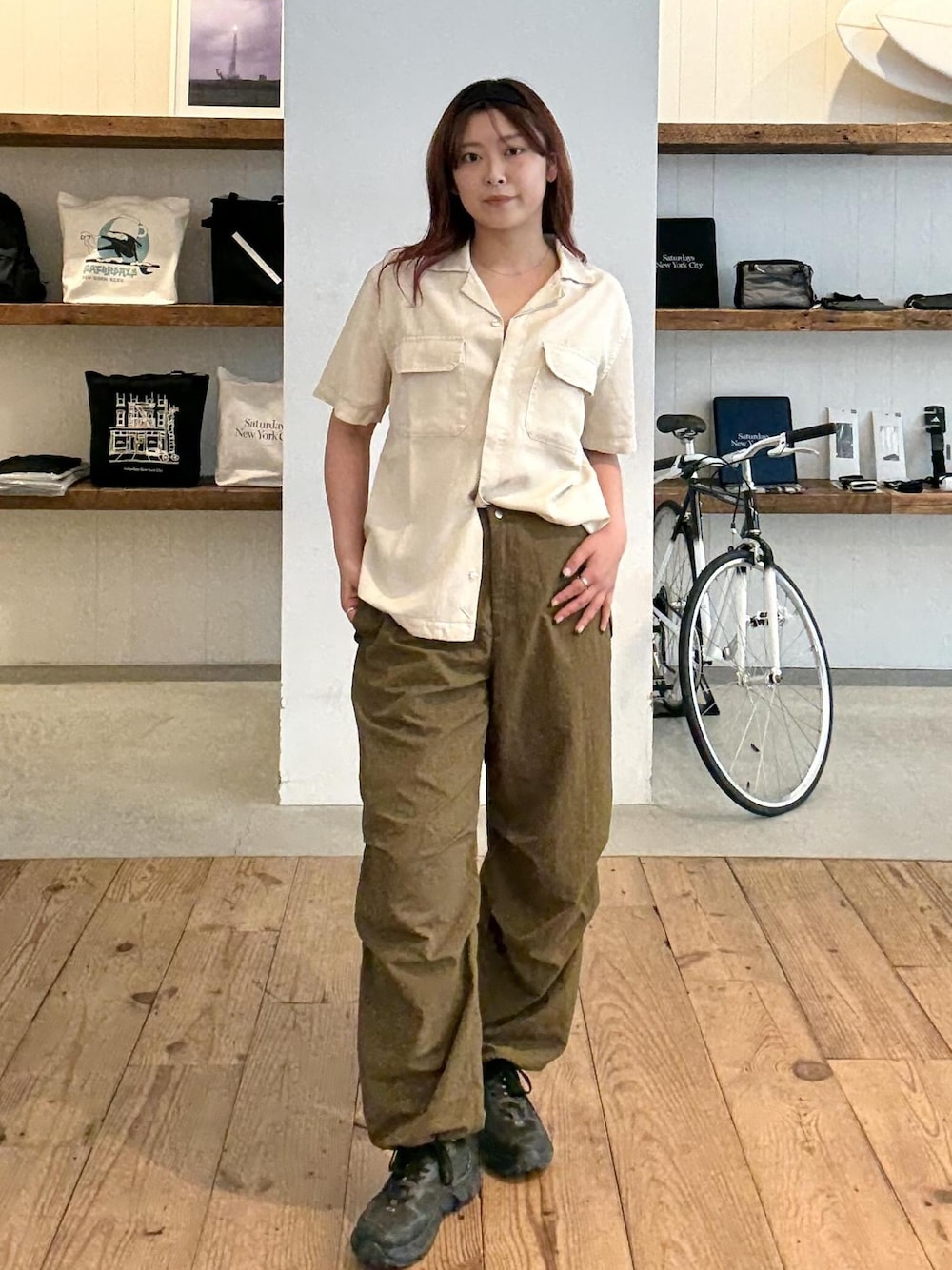 ホワイト系のシャツ/ブラウスを着用したレディースの夏コーディネートの1枚目の写真