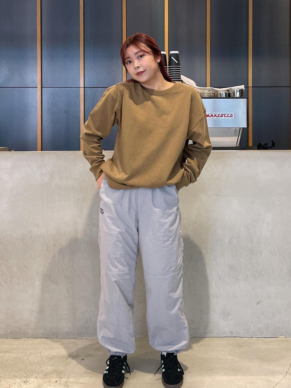 イエロー系のTシャツ/カットソー、グレー系のその他パンツを着用したレディースの秋コーディネートの1枚目の写真