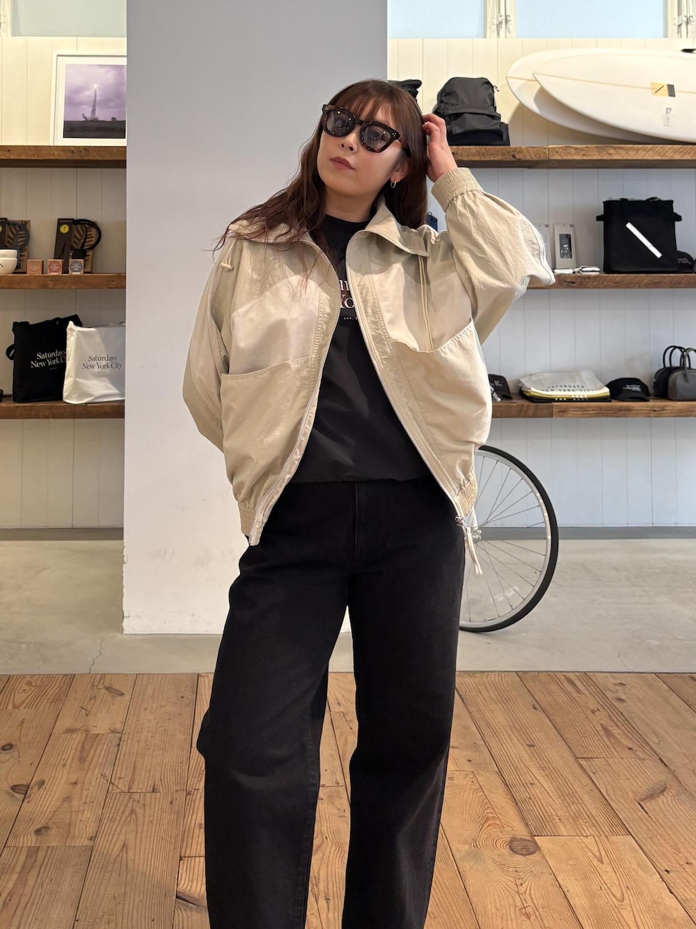 ブラック系のデニムパンツ、ホワイト系のセットアップ、その他のサングラスを着用したレディースの冬コーディネートの1枚目の写真