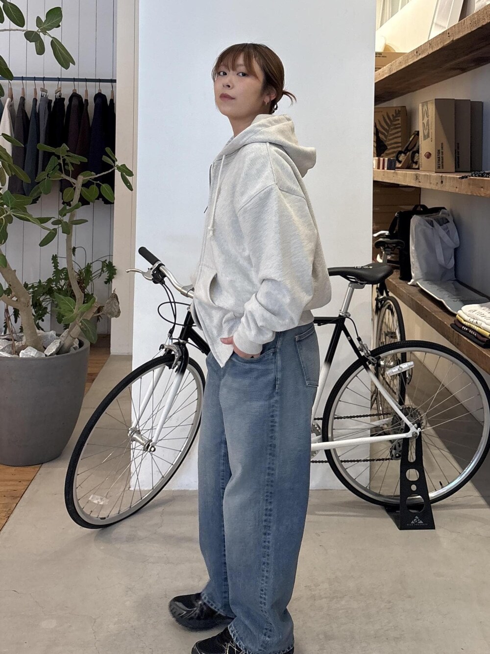 ブルー系のデニムパンツ、ブラック系のTシャツ/カットソー、ホワイト系のTシャツ/カットソーを着用したレディースの春コーディネートの1枚目の写真