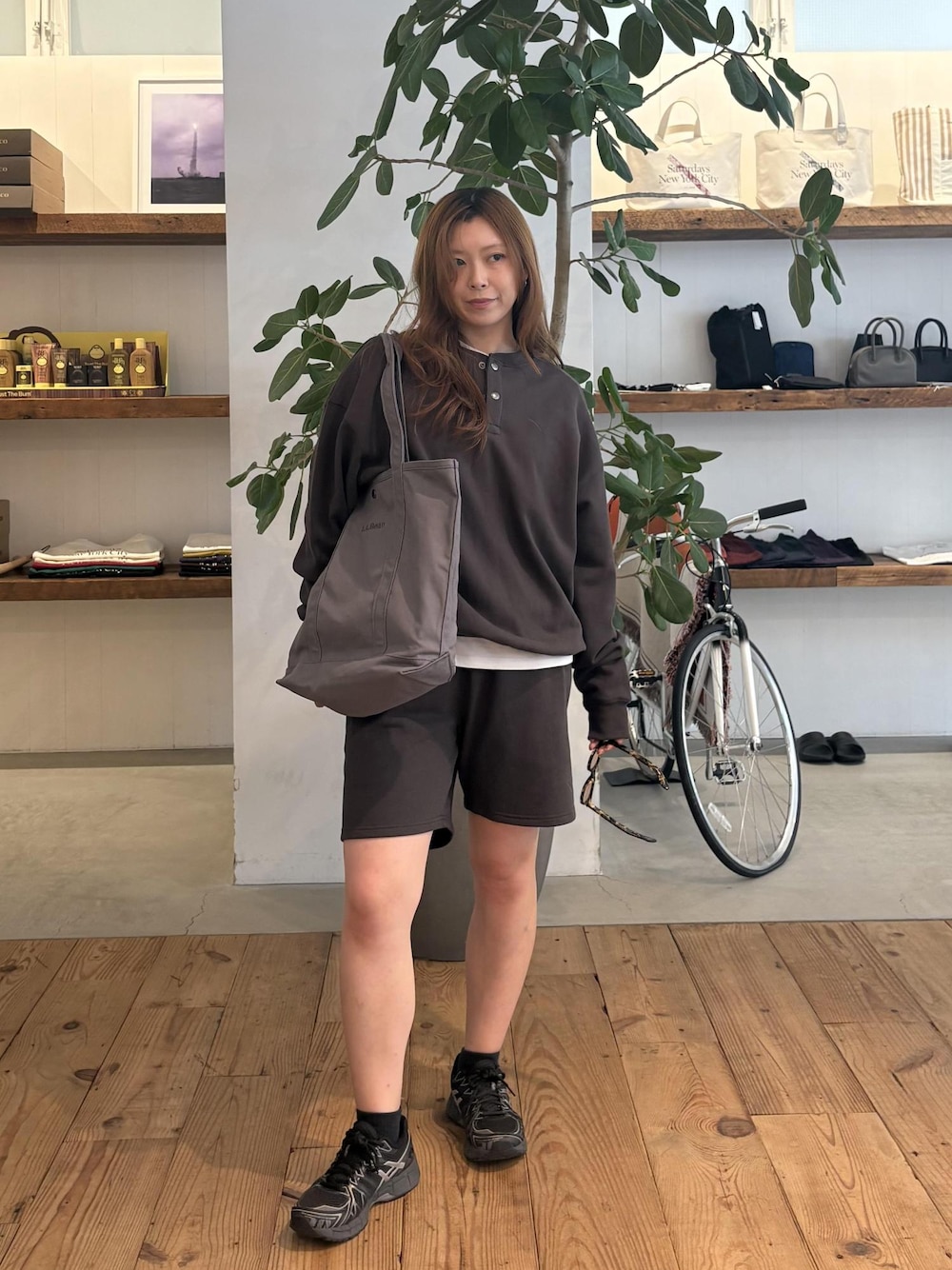ホワイト系のTシャツ/カットソー、グレー系のトートバッグ、ブラック系のその他パンツを着用したレディースの秋コーディネートの1枚目の写真