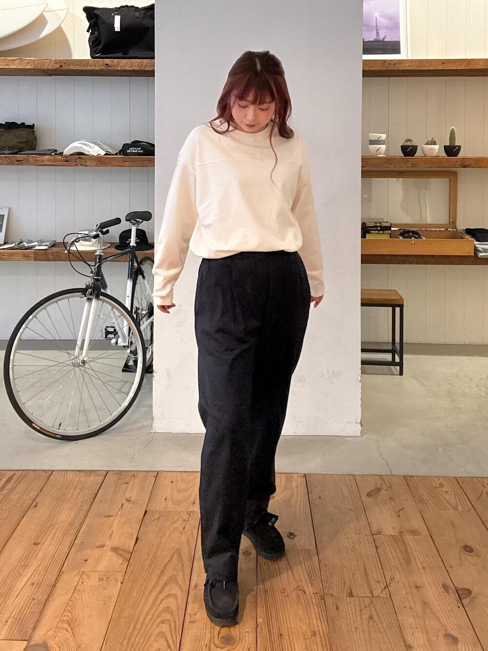 ブルー系のその他パンツ、ホワイト系のTシャツ/カットソーを着用したレディースの春コーディネートの1枚目の写真