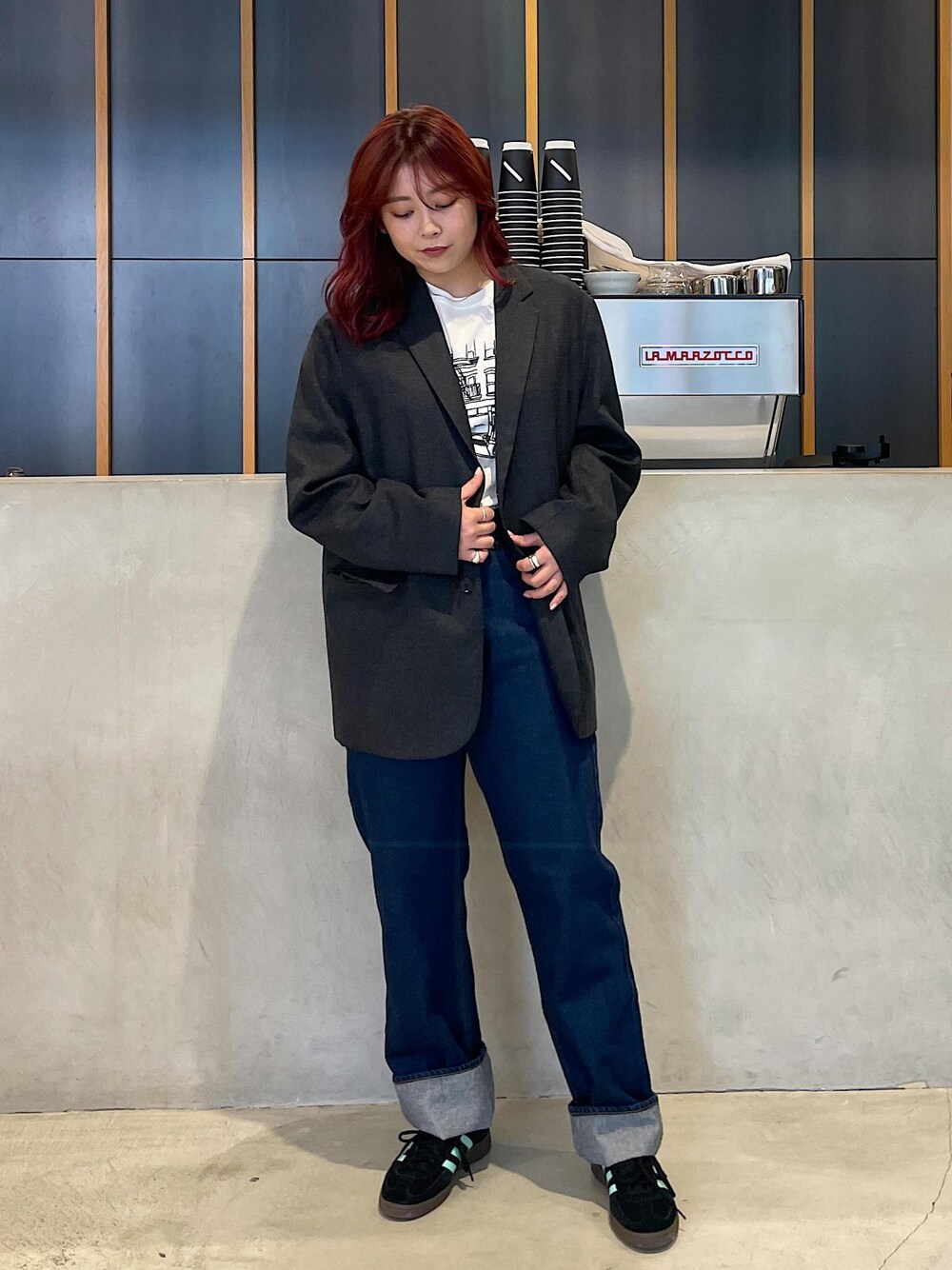 ブルー系のデニムパンツ、ホワイト系のTシャツ/カットソーを着用したレディースの秋コーディネートの1枚目の写真