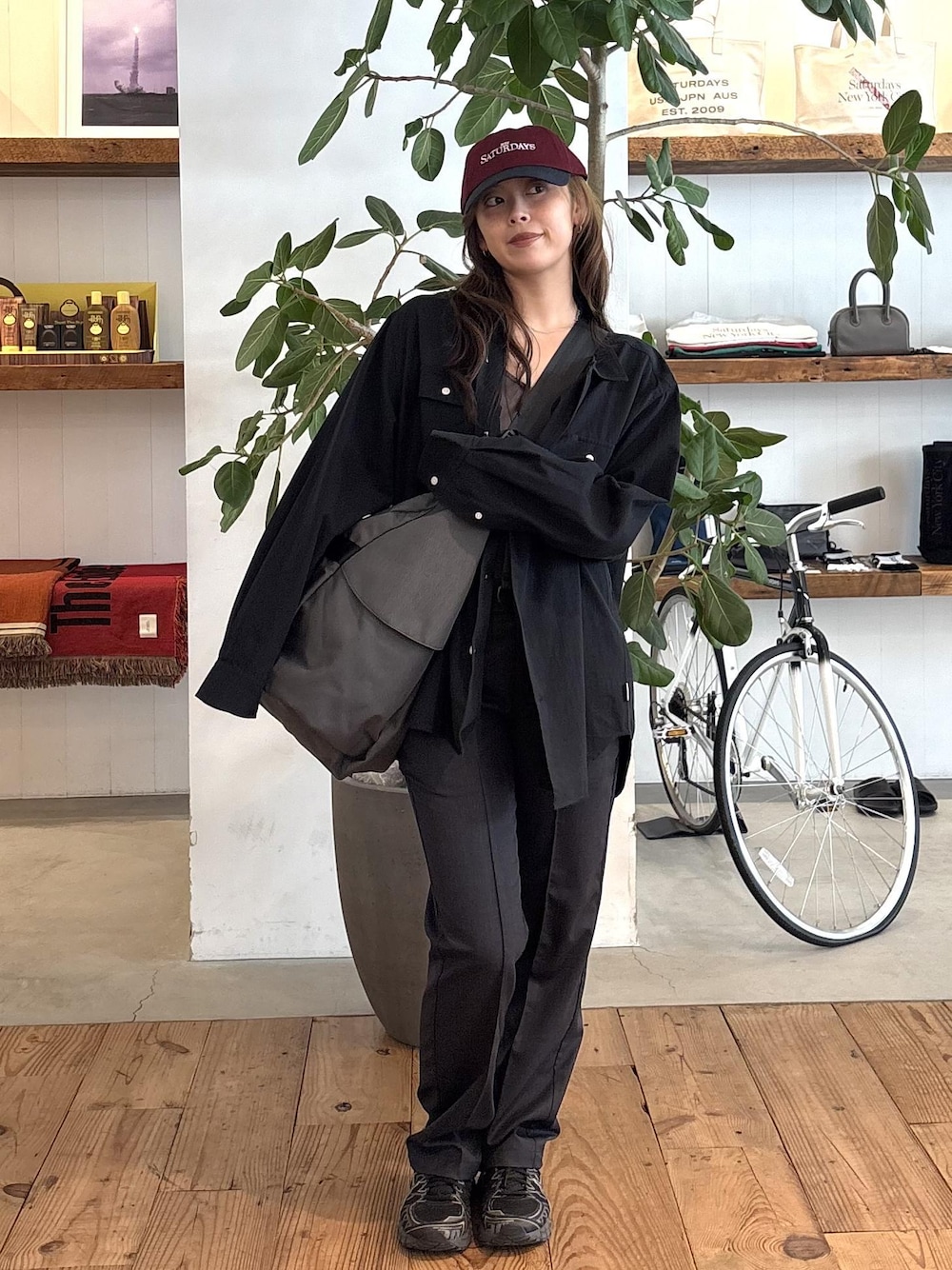 ブラック系のシャツ/ブラウス、グレー系のその他パンツ、グレー系のボストンバッグを着用したレディースの秋コーディネートの1枚目の写真