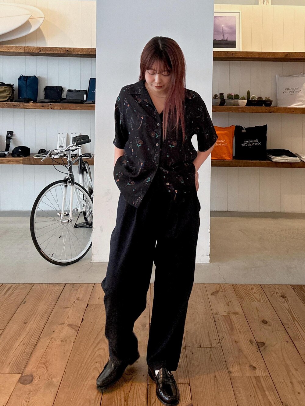 ブルー系のその他パンツ、ブラック系のシャツ/ブラウスを着用したレディースの春コーディネートの1枚目の写真