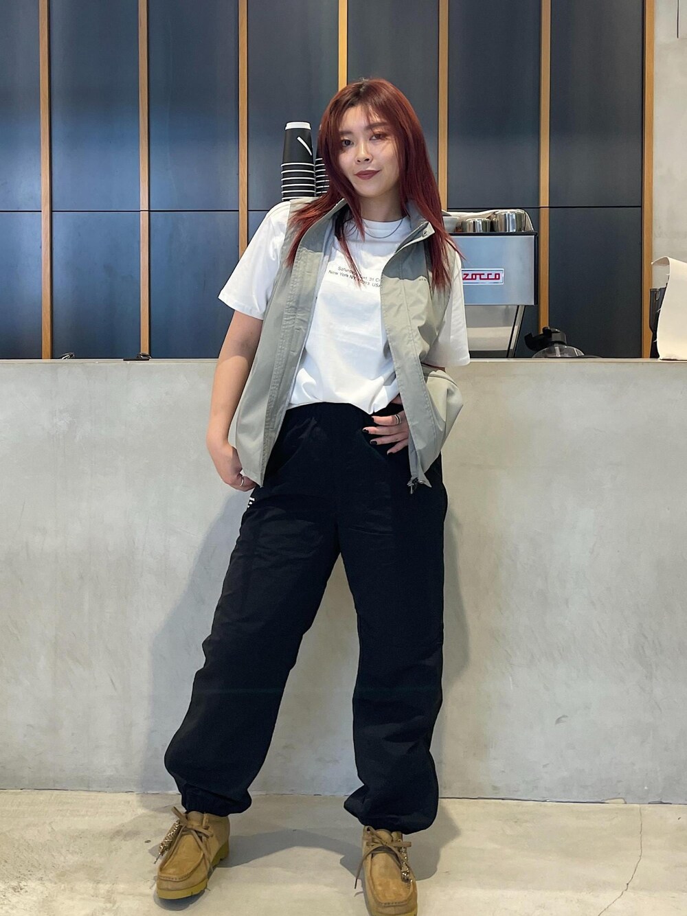 ホワイト系のTシャツ/カットソー、ブラック系のその他パンツを着用したレディースの秋コーディネートの1枚目の写真