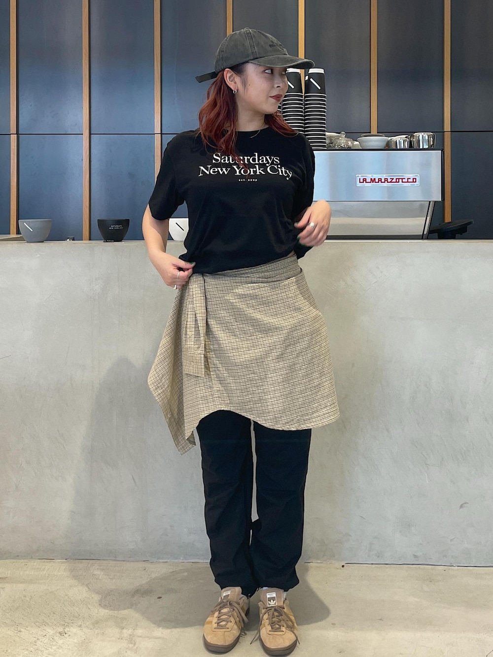 「スポーティー、ブラック、ロゴTシャツ、レインパンツ、レインウェア、キャップ、シャツ、チェックシャツ、アウトドアコーデ、ジム・トレーニングコーデ、ワントーンコーデ、ヘルシーコーデ」｜「Saturdays NYCのLogo Sock（ソックス/靴下、ホワイト系）」を使った、Masakiさん（レディース・164cm）の夏コーディネートの1枚目の写真