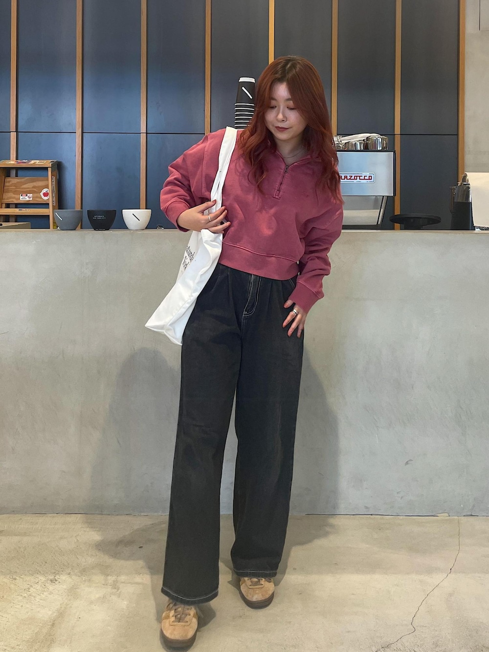 ホワイト系のトートバッグ、レッド系のスウェットを着用したレディースの夏コーディネートの1枚目の写真