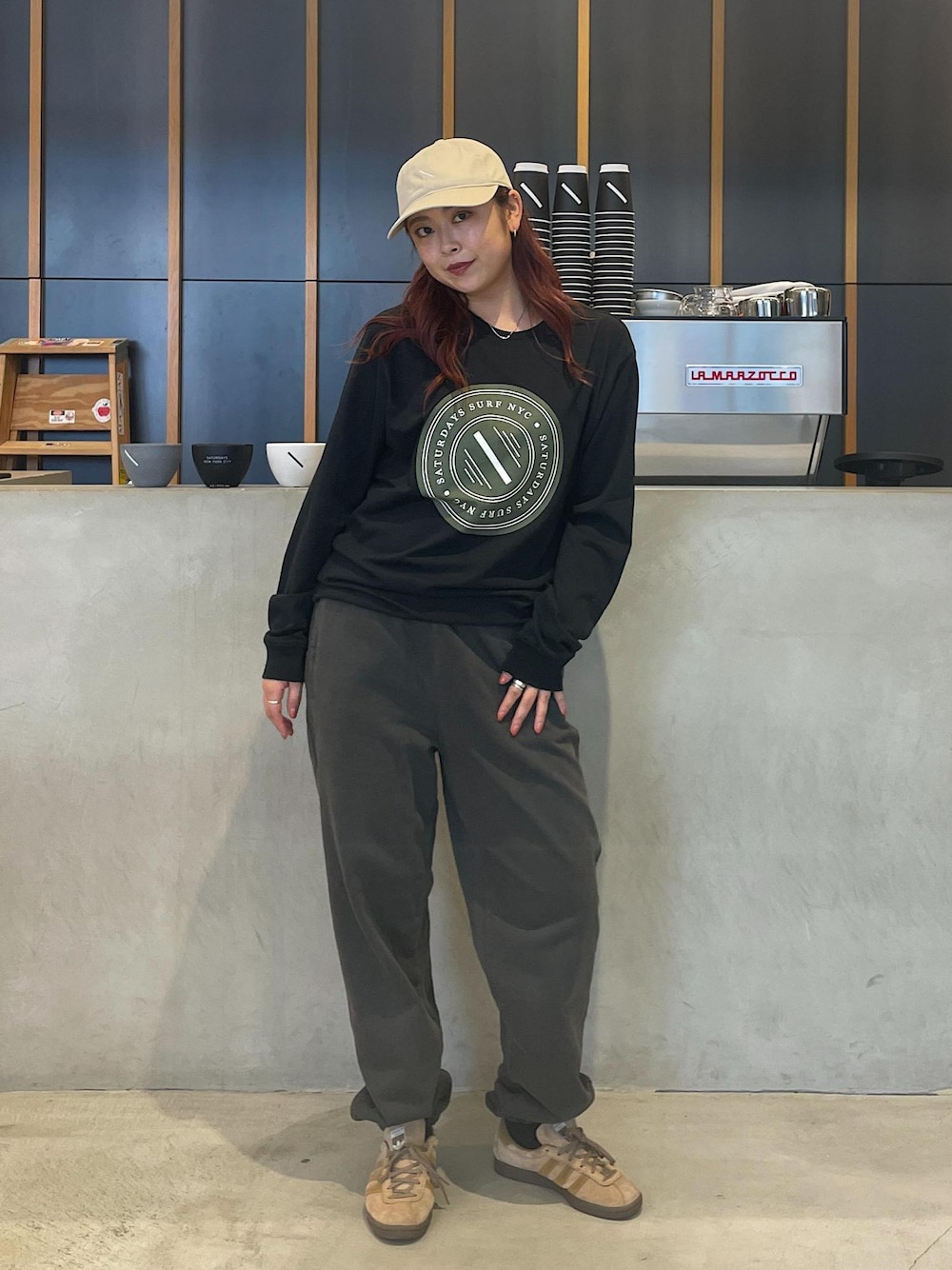 ブラック系のTシャツ/カットソー、ブラック系のその他パンツを着用したレディースの夏コーディネートの1枚目の写真