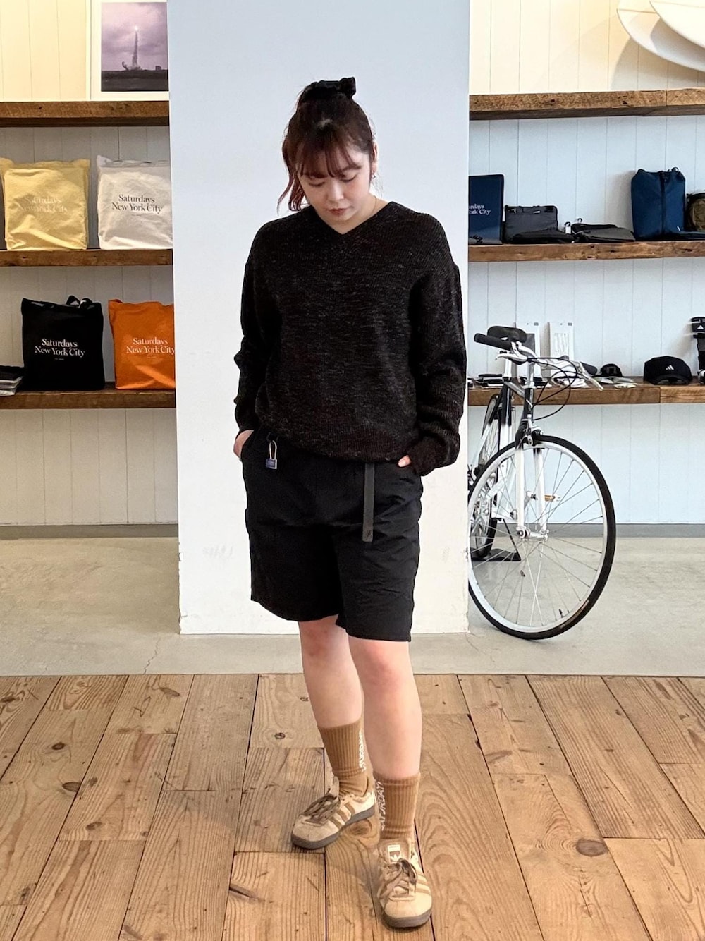 ブラック系のニット/セーター、ブラック系のその他パンツ、イエロー系のソックス/靴下を着用したレディースの春コーディネートの1枚目の写真