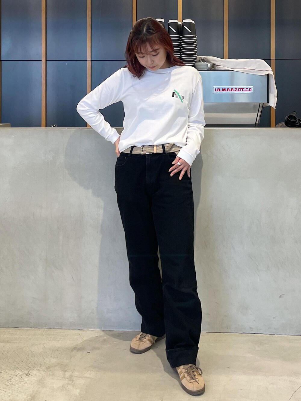 ブラック系のデニムパンツ、ホワイト系のTシャツ/カットソー、ベージュ系のベルトを着用したレディースの秋コーディネートの1枚目の写真