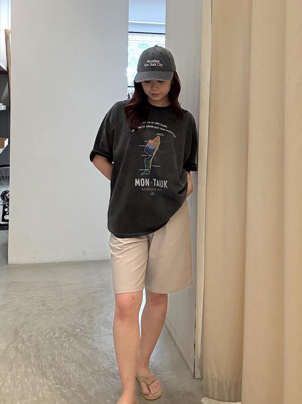 グレー系のその他パンツ、ブラック系のTシャツ/カットソーを着用したレディースの夏コーディネートの1枚目の写真