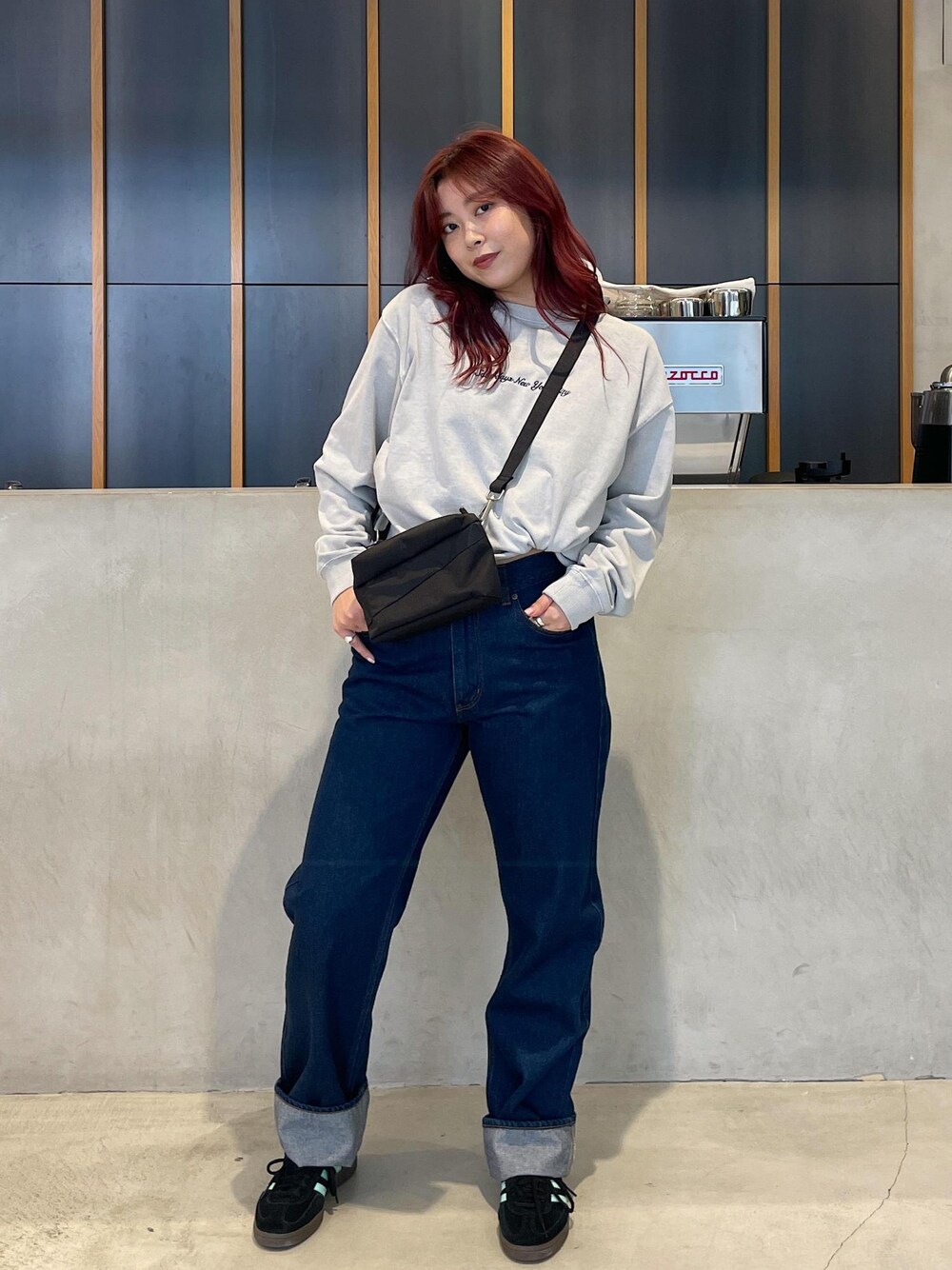 ブルー系のデニムパンツ、グレー系のTシャツ/カットソーを着用したレディースの秋コーディネートの1枚目の写真