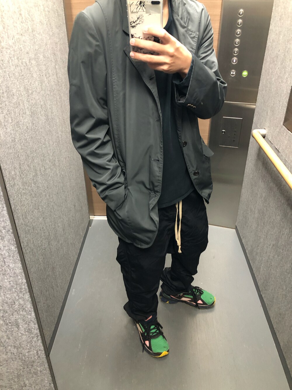 「COMME des GARCONS HOMME PLUSのアイテム（テーラードジャケット、グレー系）」を使った、mfg2bj8さん（メンズ・170cm）の夏コーディネートの1枚目の写真