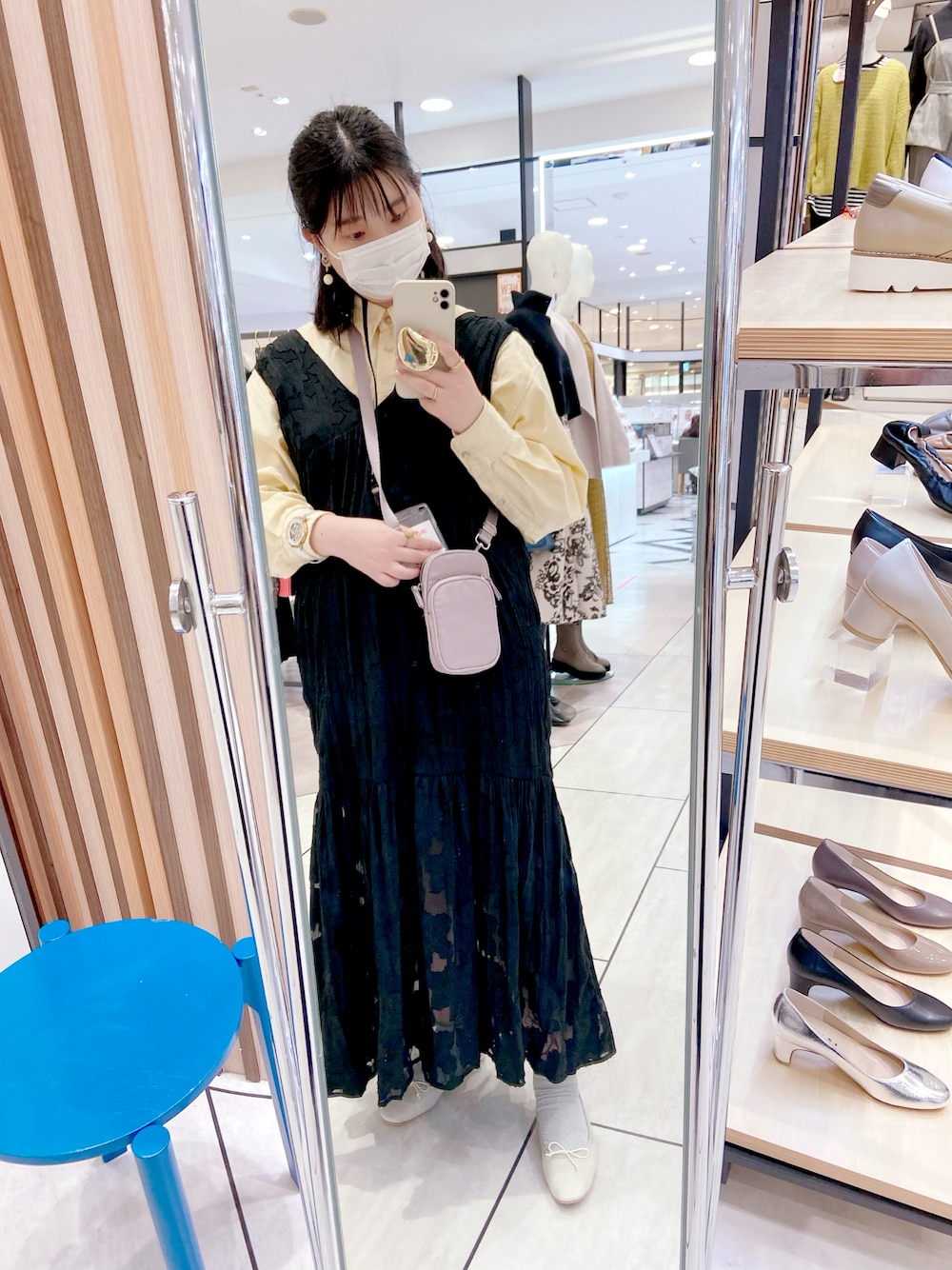 「ワンピース、ブラックワンピース、ノースリーブワンピース、レイヤードスタイル、バレエシューズ、バレエシューズ×ソックス、シルバーソックス、イエローシャツ、カジュアルガーリー、オトナカジュアル、ハーフアップ、黒髪、うごきやすい、ワンピーススタイル、体型カバー」｜「Kastaneの【低身長向けサイズあり】シアージャガードレースノースリワンピース（ワンピース、ブラック系）」を使った、cotyさん（レディース・157cm）の秋コーディネートの1枚目の写真