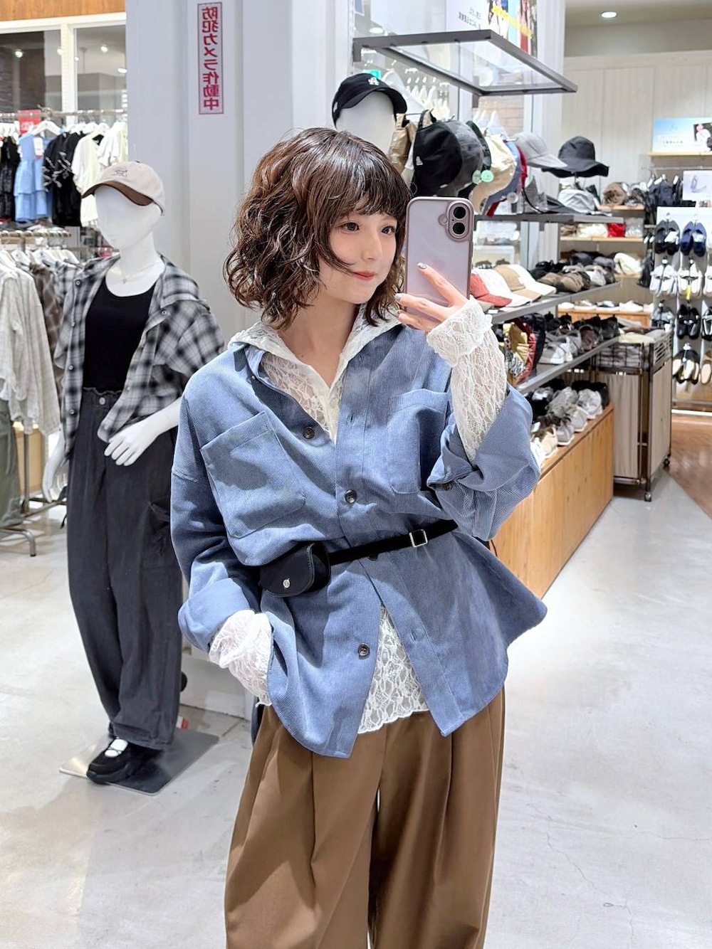 ホワイト系のTシャツ/カットソー、ブラック系のボディバッグ/ウエストポーチ、ブルー系のシャツ/ブラウスを着用したレディースの秋コーディネートの1枚目の写真