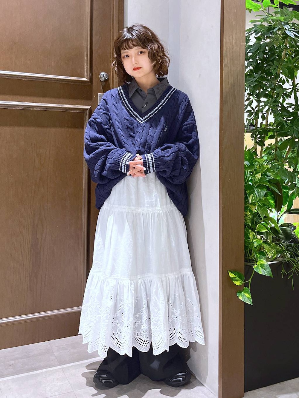 「RAGEBLUE、ニット、シャツ、ワイドパンツ、低身長、個性派、カジュアル、ストリート、きれいめ、オーバーサイズ」｜「RAGEBLUEの【LUXURY+EASY】ラグイージー/オーバーサイズ刺繍シャツ（シャツ/ブラウス、グレー系）」を使った、nasuumy10さん（レディース・151cm）の春コーディネートの1枚目の写真