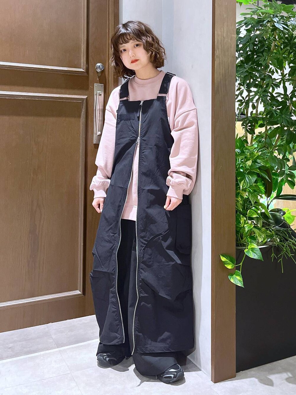 「ワイドパンツ、個性派、低身長、カジュアル、ストリート、きれいめ、オーバーサイズ、RAGEBLUE、ワンピース、ベスト、スウェット」｜「RAGEBLUEのWジップ/スノールーズジャンスカ（ジャンパースカート、ブラック系）」を使った、nasuumy10さん（レディース・151cm）の春コーディネートの1枚目の写真