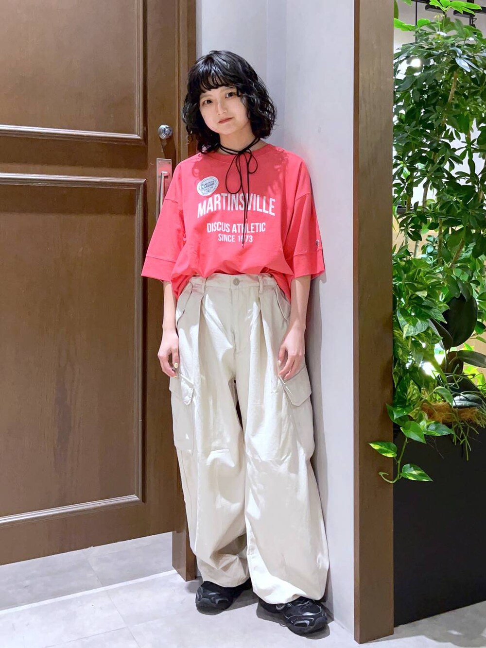 「低身長、個性派、カジュアル、ストリート、きれいめ、オーバーサイズ、RAGEBLUE、Tシャツ、ワイドパンツ、デニムパンツ」｜「RAGEBLUEのヴィンテージライク/バックサテンカーゴパンツ（カーゴパンツ、ホワイト系）」を使った、nasuumy10さん（レディース・151cm）の春コーディネートの1枚目の写真