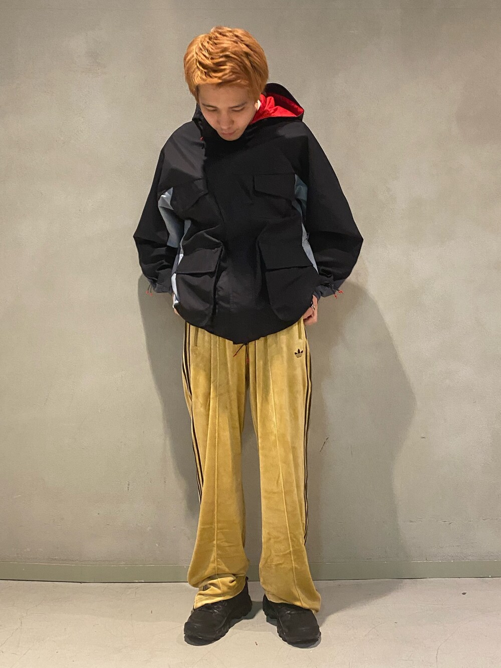 「スニーカー、adidas、アディダス、ナイロンジャケット、トラックパンツ、adidas originals、アディダスオリジナルス、ベッケンバウアー、アディスター、オーディナリーピープル」｜「adidasのオーディナリーピープル ユーティリティフード付きジャケット（ジャケット/アウター、ブラック系）」を使った、Sotaさん（メンズ・167cm）の秋コーディネートの1枚目の写真