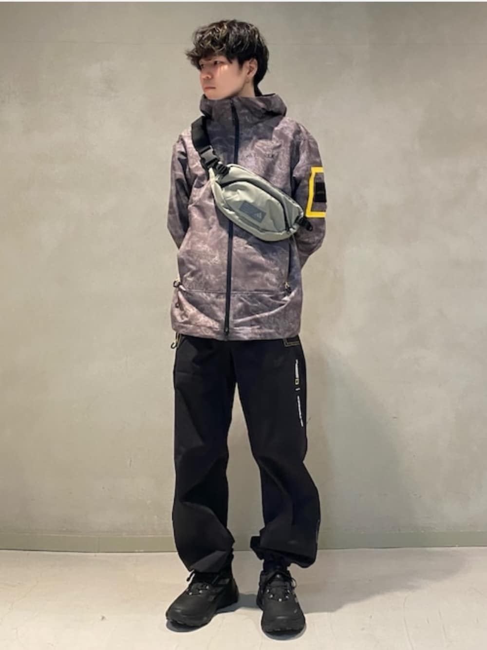 「スニーカー、アウトドア、adidas、アディダス、GORE-TEX、ウエストバッグ、ナショナルジオグラフィック、トレッキングシューズ、テレックス」｜「adidasのナショナル ジオグラフィック パンツ / アディダス adidas（その他パンツ、ブラック系）」を使った、Sotaさん（メンズ・168cm）の春コーディネートの1枚目の写真